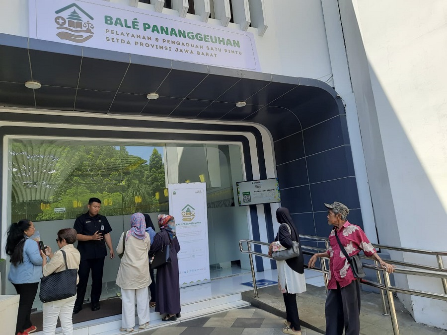 Gubernur KDM Buka Pos Pengaduan, Warga Ramaikan Gedung Sate